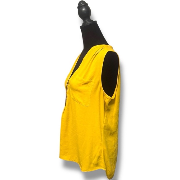 H&M Mustard Yellow w/Black Piping Sleeveless Lightweight Pleated V-Neck Blouse - Picture 3 of 16